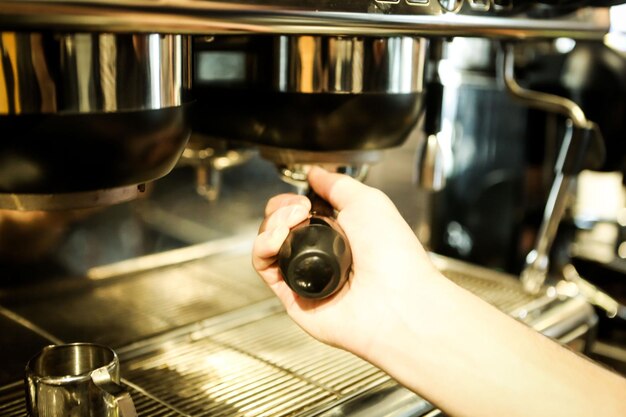 barista che prepara il caffè nella sala caffè