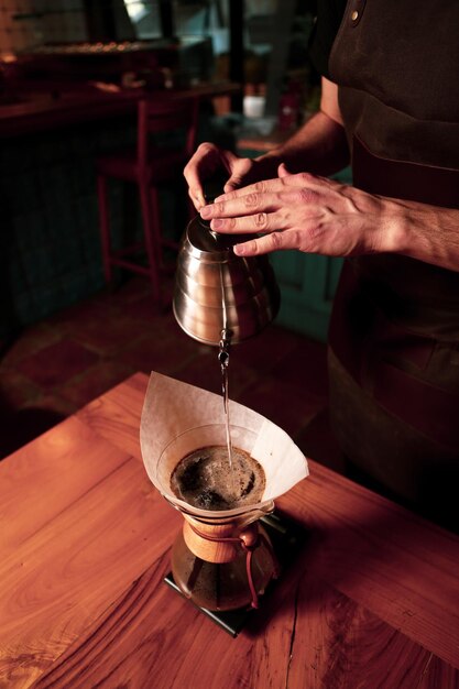 barista che prepara il caffè nella sala caffè