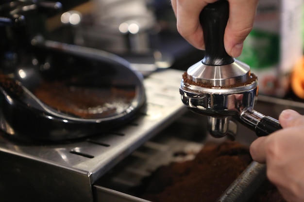 barista che prepara il caffè nella sala caffè