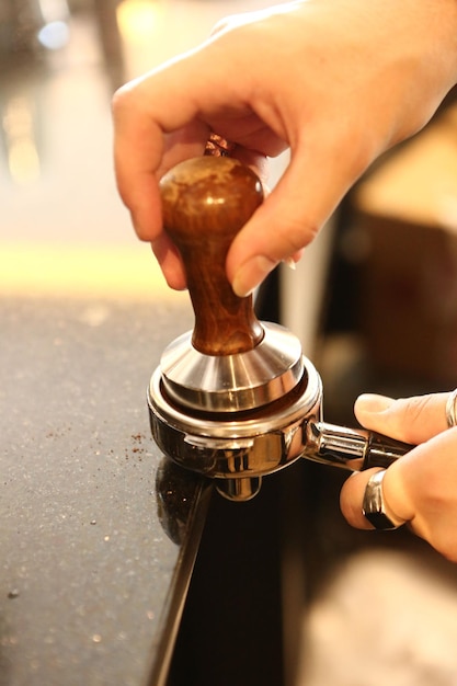 barista che prepara il caffè nella sala caffè