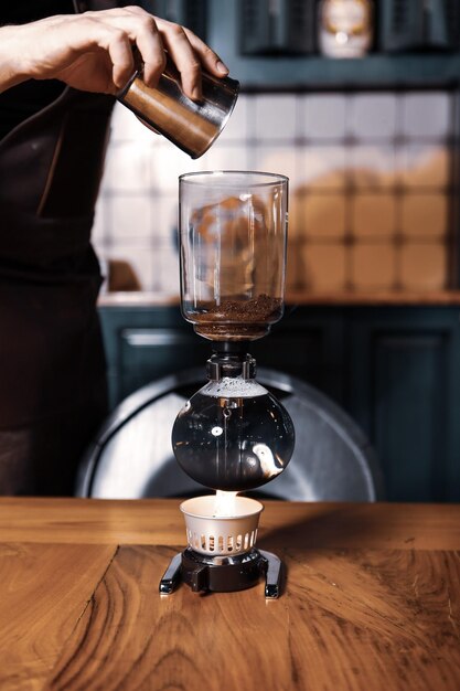 barista che prepara il caffè nella sala caffè