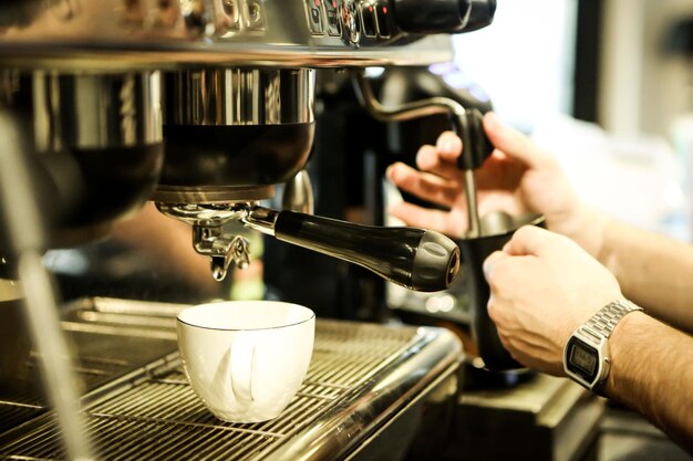 barista che prepara il caffè nella sala caffè