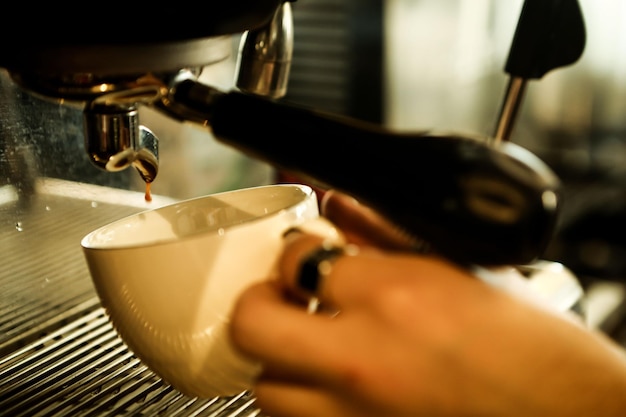 barista che prepara il caffè nella sala caffè