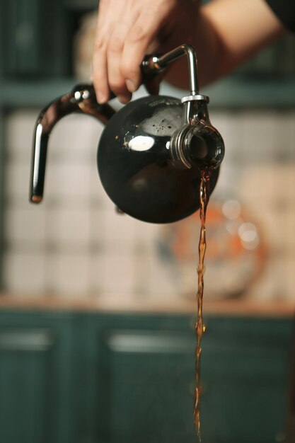 barista che prepara il caffè nella sala caffè