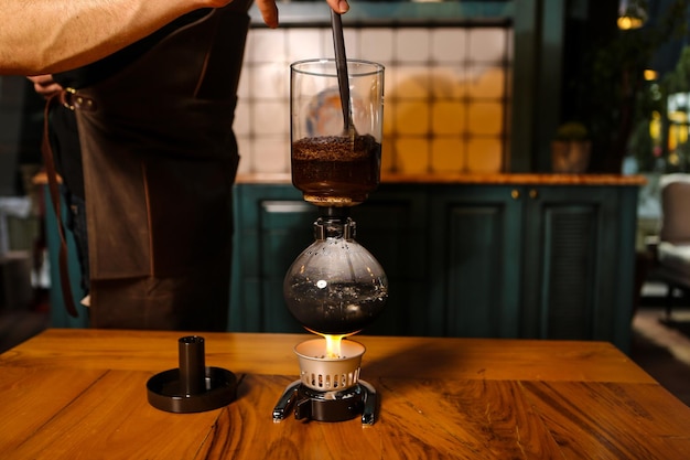 barista che prepara il caffè nella sala caffè