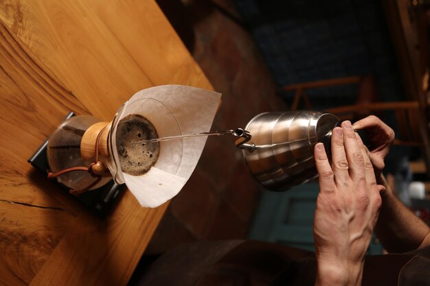 barista che prepara il caffè nella sala caffè