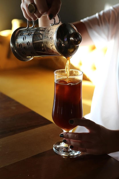 barista che prepara il caffè nella sala caffè