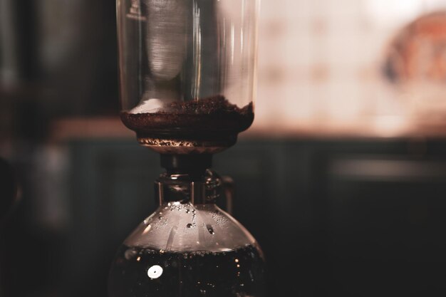 barista che prepara il caffè nella sala caffè