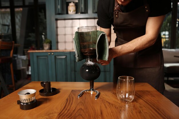 barista che prepara il caffè nella sala caffè