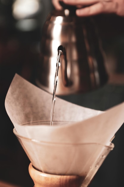 barista che prepara il caffè nella sala caffè