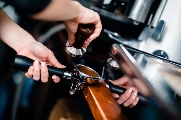 Barista che prepara il caffè