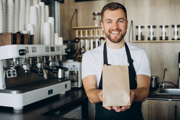 Barista che prepara snack da asporto in una caffetteria