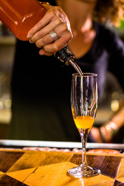 Barista che prepara un cocktail Bellini nel ristorante italiano.