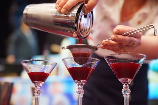 Barista che prepara un cocktail