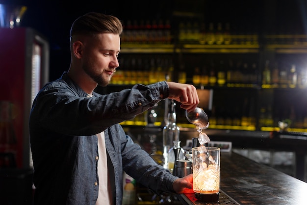 Barista che prepara un delizioso cocktail rinfrescante