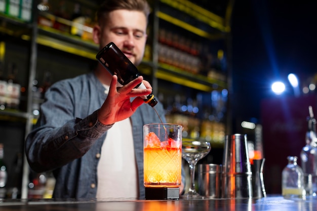 Barista che prepara un delizioso cocktail rinfrescante