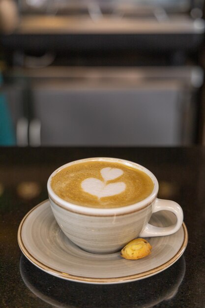 Barista che serve caffè latte