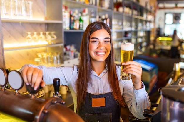 Barista che serve una birra alla spina al bancone del bar, scaffali pieni di bottiglie con alcol sullo sfondo