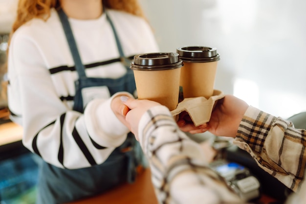 Barista che tiene il caffè in una caffetteria Cibo da asporto