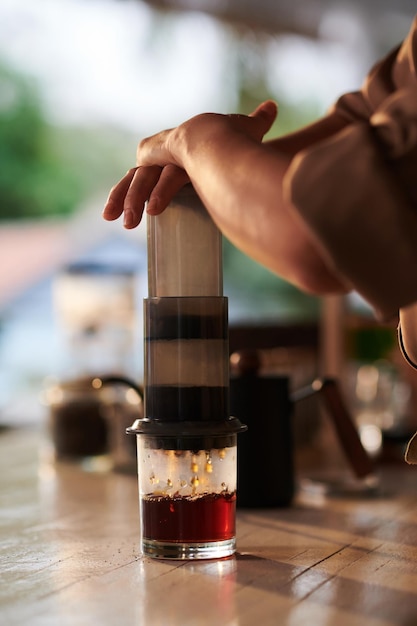 Barista che utilizza Aeropress