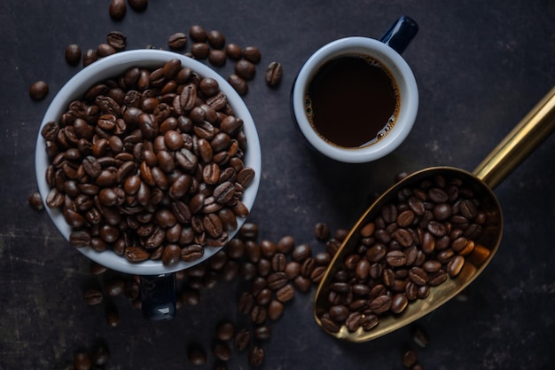 Barista che versa il caffè con chemex