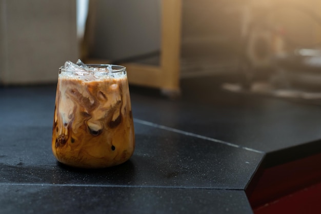 Barista che versa il latte in un bicchiere di caffè freddo