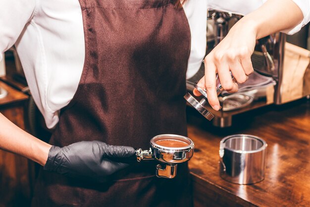 Barista con manomissione per fare caffè nella caffetteria