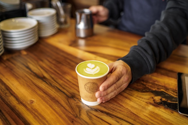 Barista con una tazza di caffè