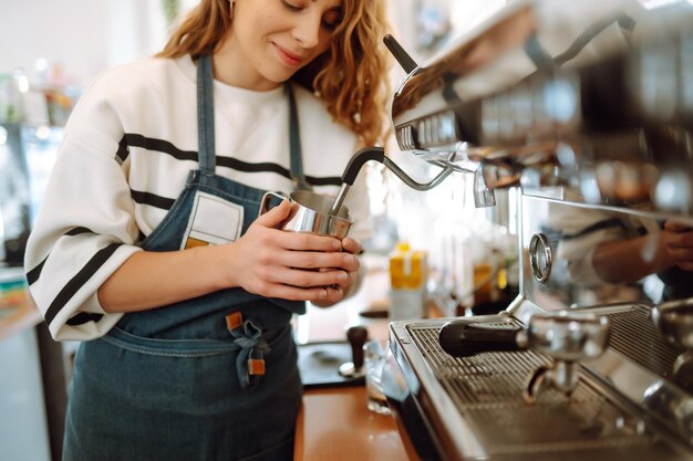 Barista donna che fa caffè in una macchina da caffè Concepzione di affari e servizi Cibo da asporto