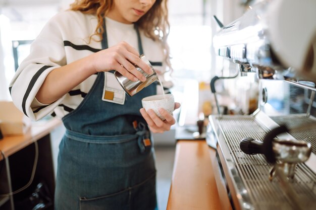 Barista donna che fa caffè in una macchina da caffè Concepzione di affari e servizi Cibo da asporto