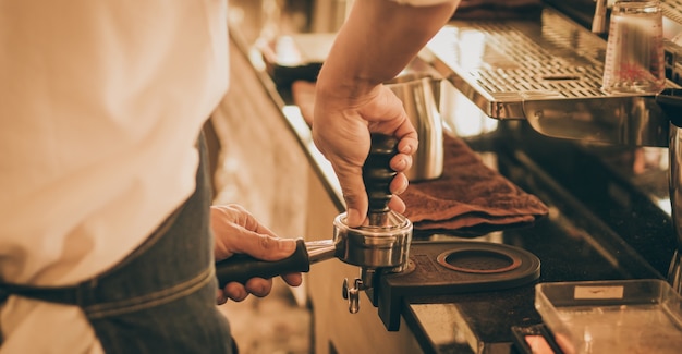 barista fare caffè latte art con macchina per caffè espresso nella caffetteria caffetteria in vintage