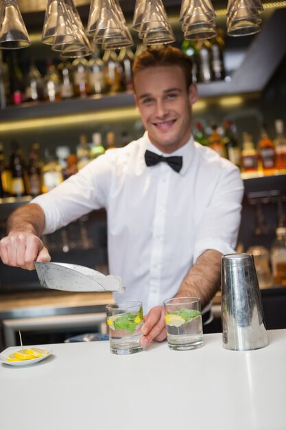 Barista felice facendo un cocktail