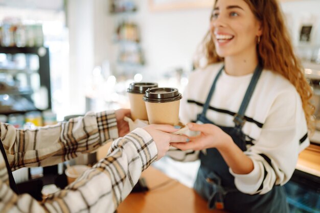 Barista in una caffetteria con caffè da asporto Cibo da asporto