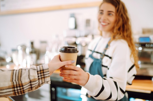 Barista in una caffetteria con caffè da asporto Cibo da asporto