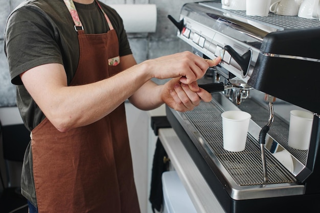 Barista. Mano che fa il primo piano del caffè