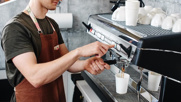 Barista. Mano che fa il primo piano del caffè