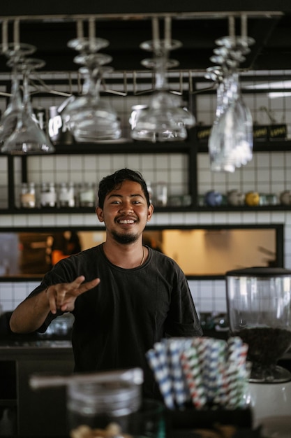 Barista nel suo posto di lavoro