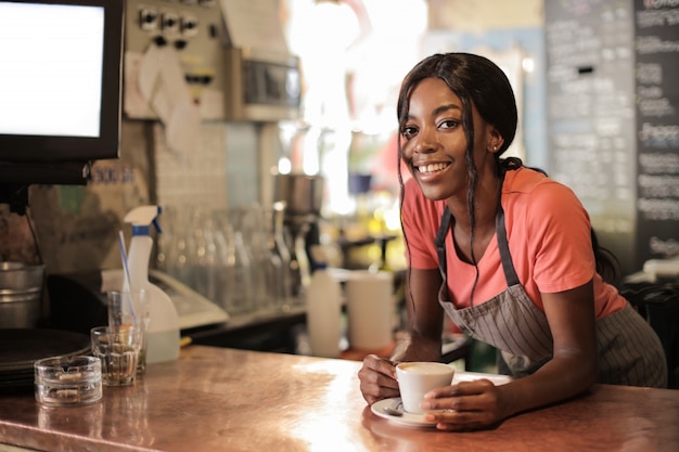 Barista piuttosto afro