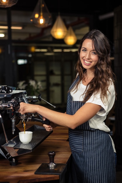 Barista preparare il caffè con la macchina