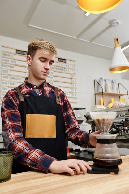 Barista professionista che fa il caffè usando il filtro