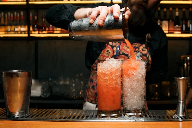 Barista professionista che prepara due cocktail