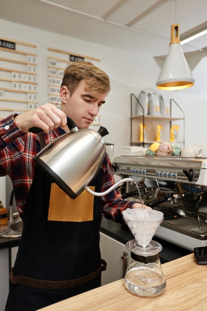 Barista professionista che prepara il caffè al bar