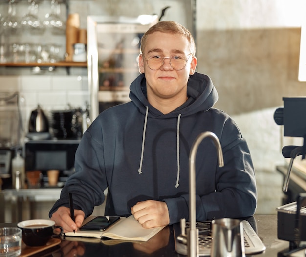 Barista professionista sorridente felice in caffè