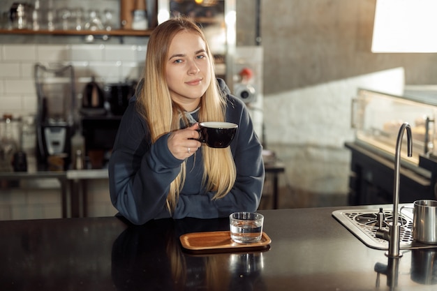 Barista professionista sorridente felice in caffè