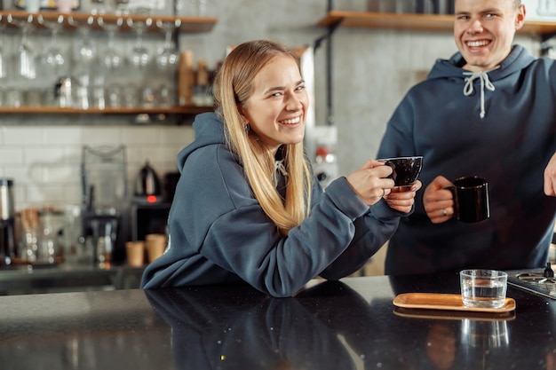 Barista professionista sorridente felice in caffè