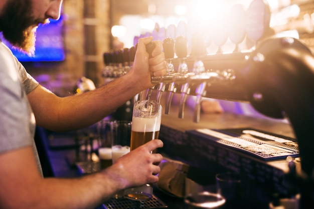 Barista versando birra.