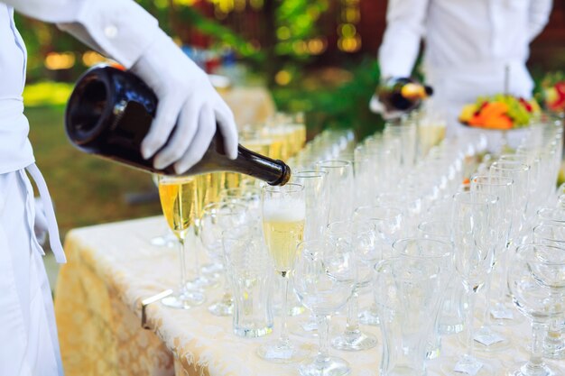 Barista versando champagne nei bicchieri