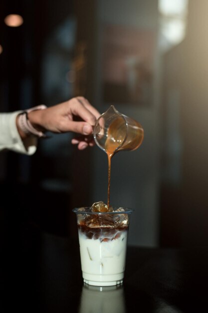 Barista versando il caffè in tazza di plastica