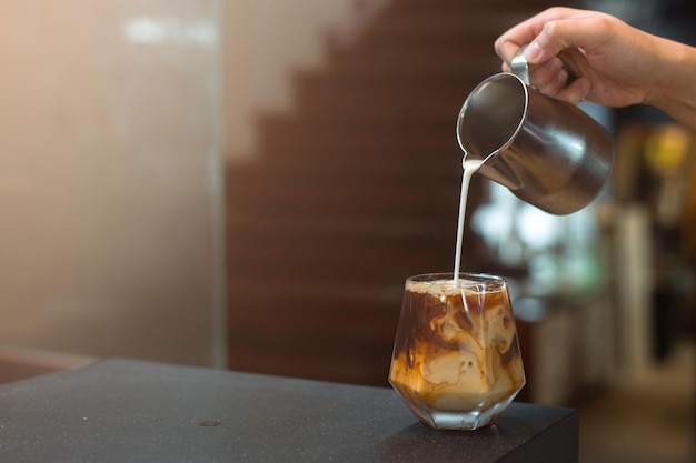 Barista versando il caffè in vetro