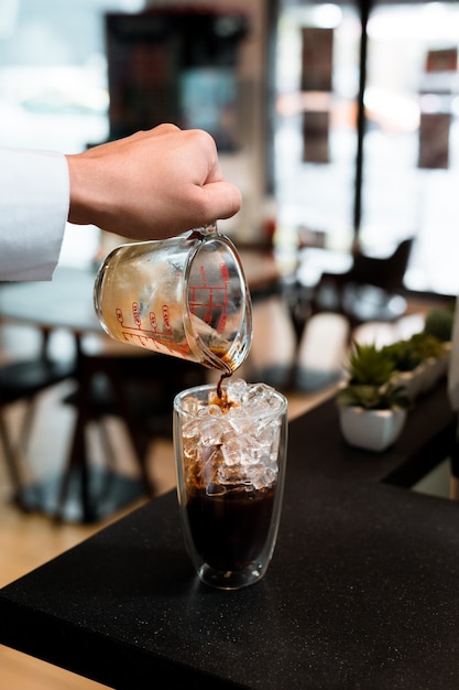 Barista versando il caffè in vetro